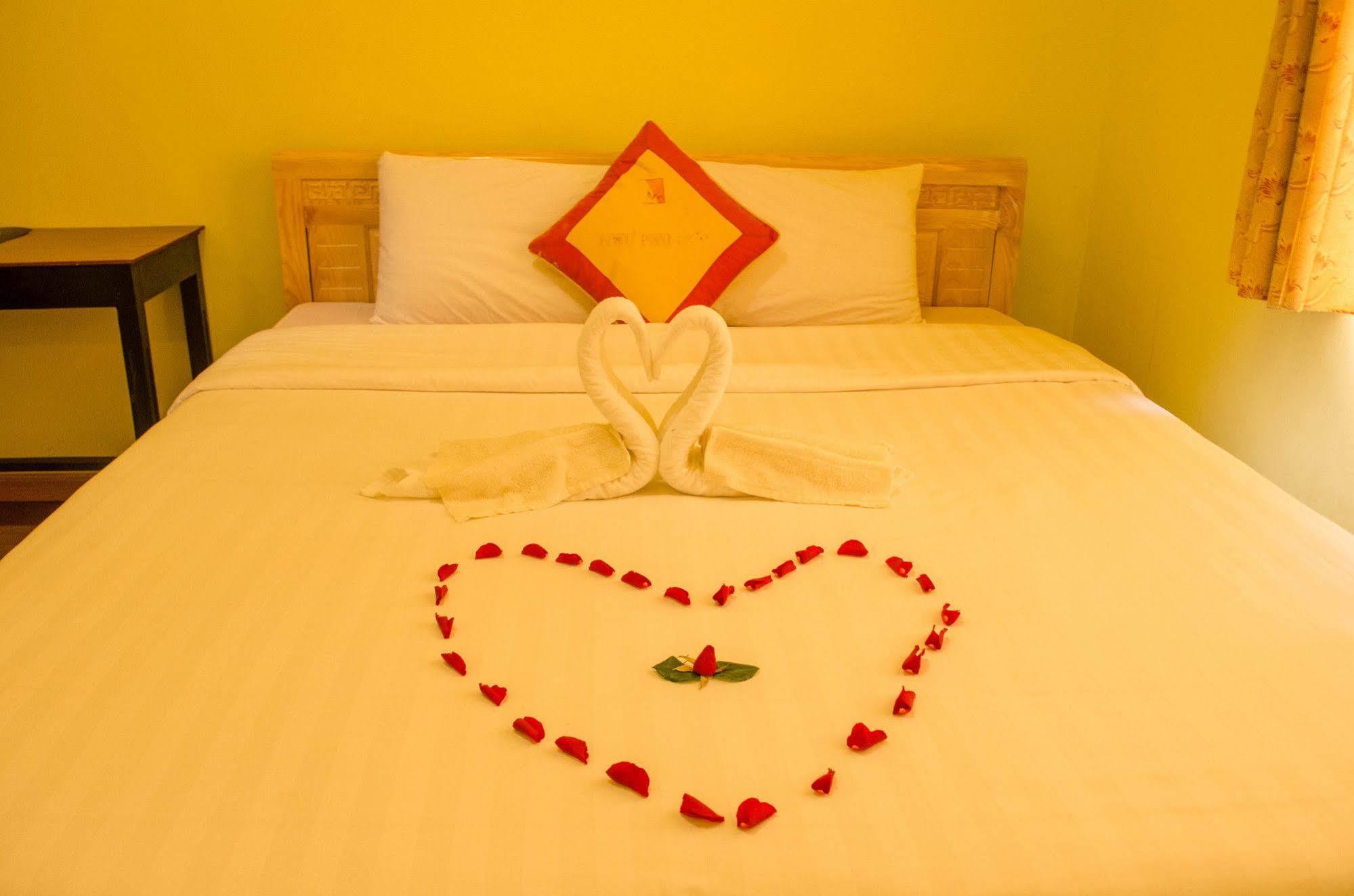 Nhu Phu Hotel Хюе Екстер'єр фото