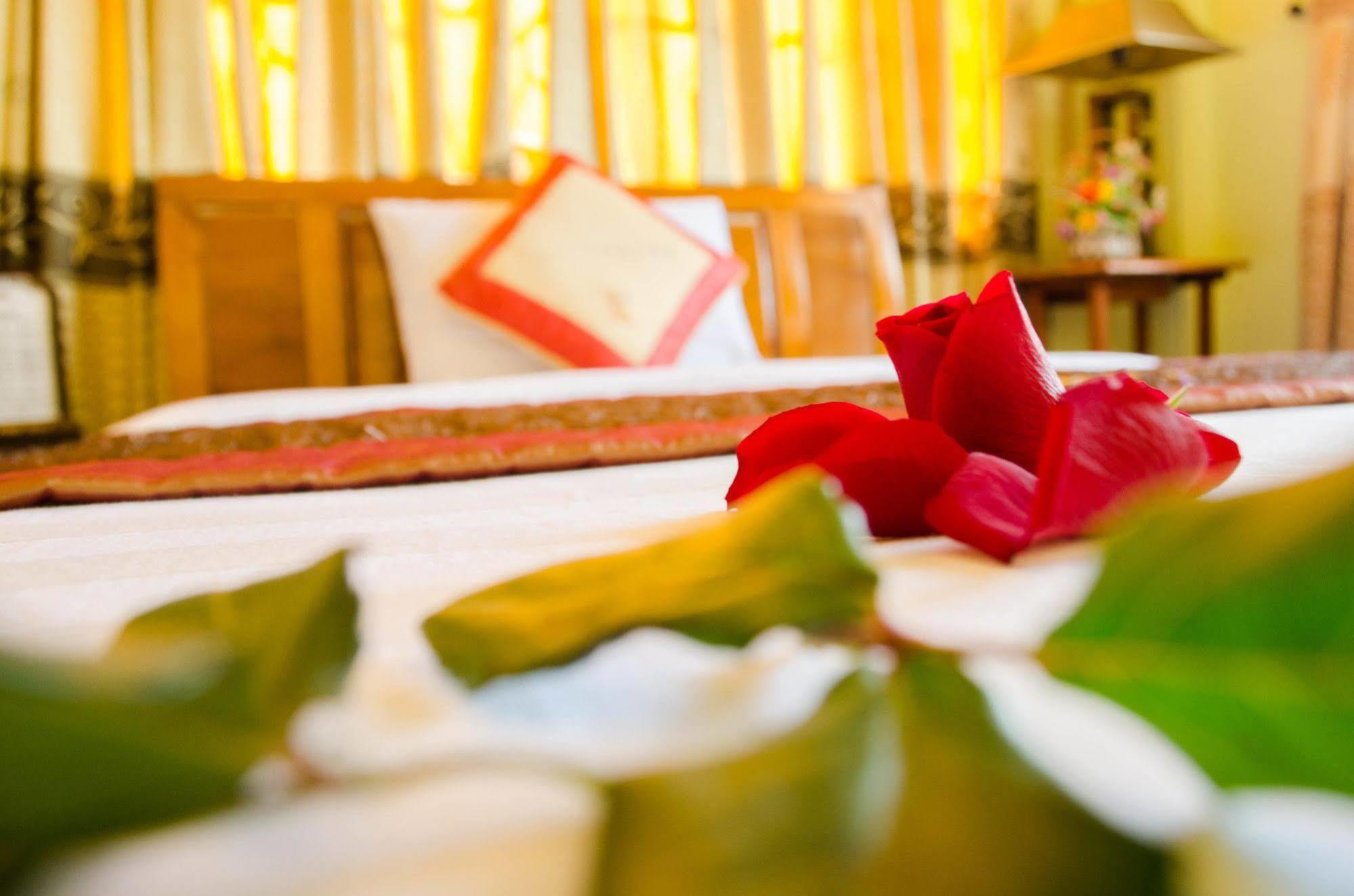 Nhu Phu Hotel Хюе Екстер'єр фото