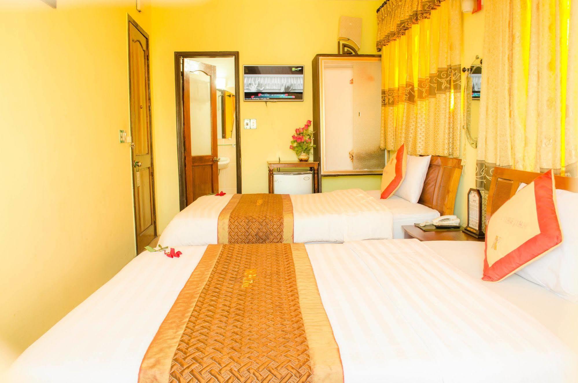 Nhu Phu Hotel Хюе Екстер'єр фото