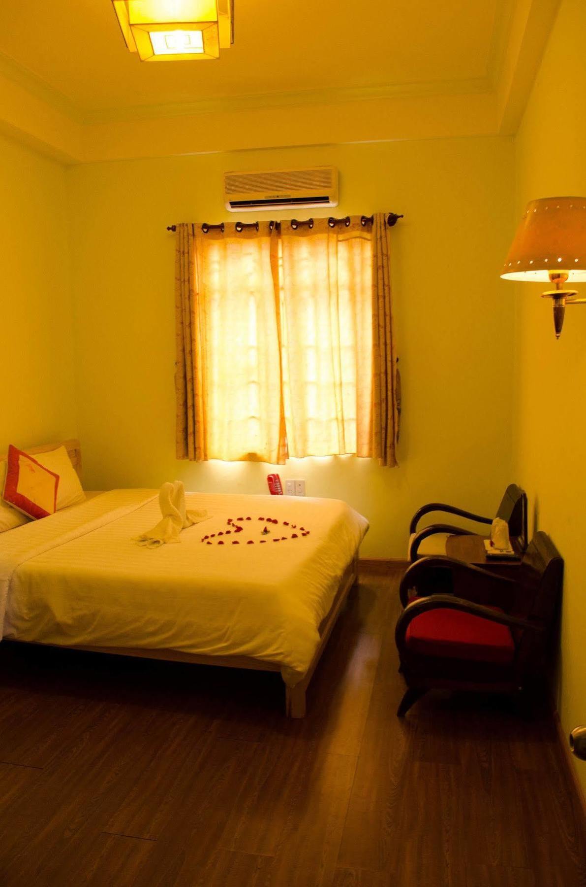 Nhu Phu Hotel Хюе Екстер'єр фото
